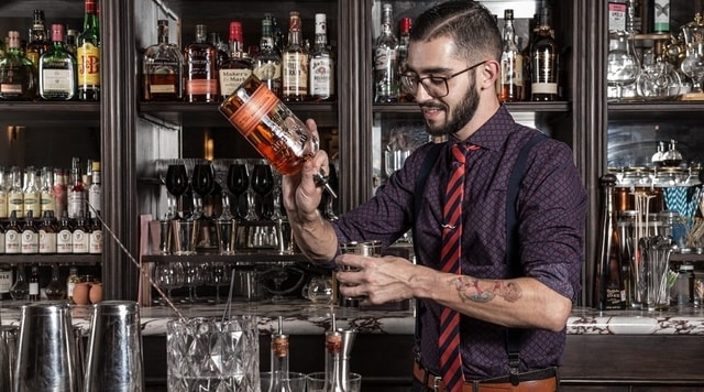 beda jauh sama bartender, ternyata ini adalah ciri-ciri dari mixologist